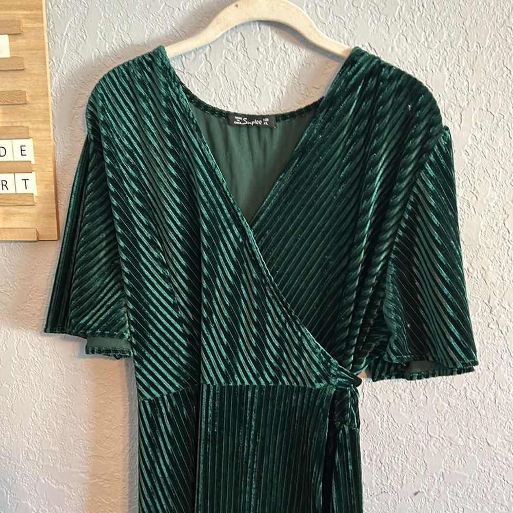 Simpler velvet green dress